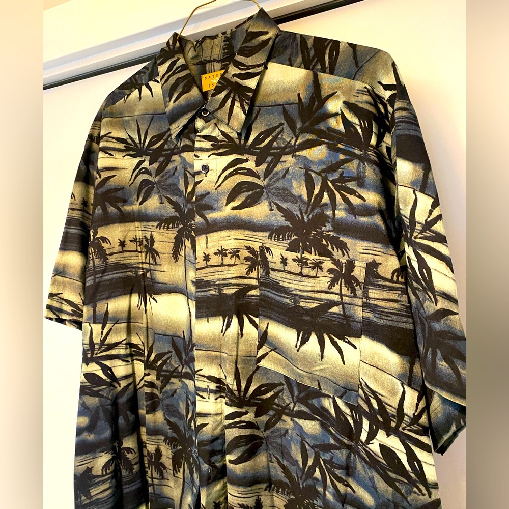 Men’s short sleeved button down, size XL